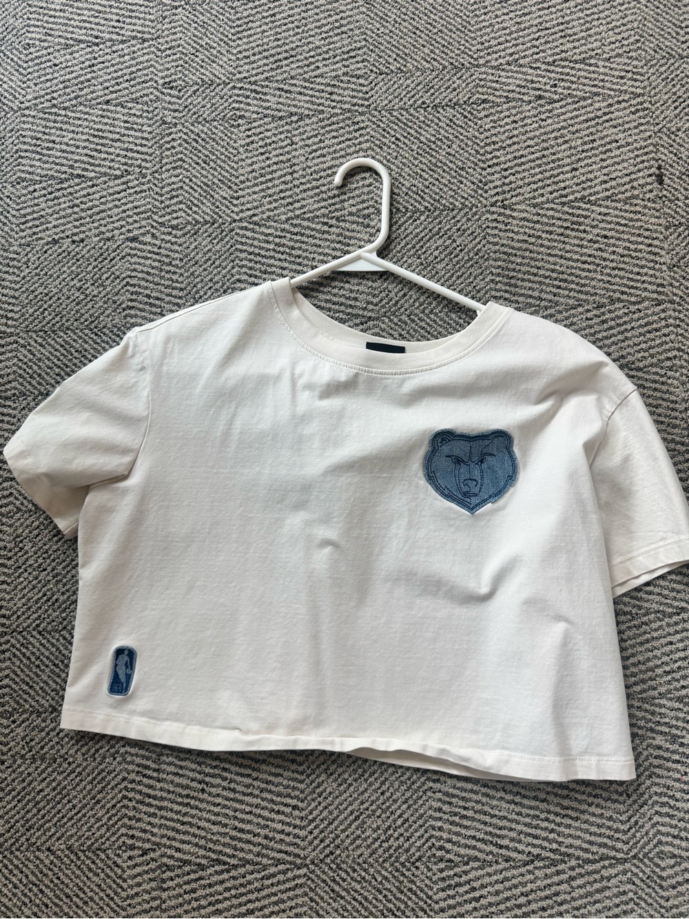 Women’s Crop NBA Grizzlies White Short Sleeve Tee with Blue Bear Appliqué